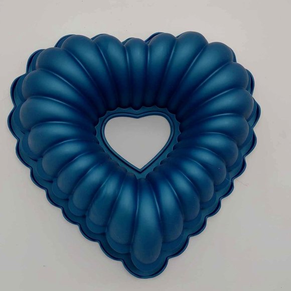 Valentine's - DASH Heart shaped mini-waffle maker & heart silicon baking pan - Picture 3 of 6